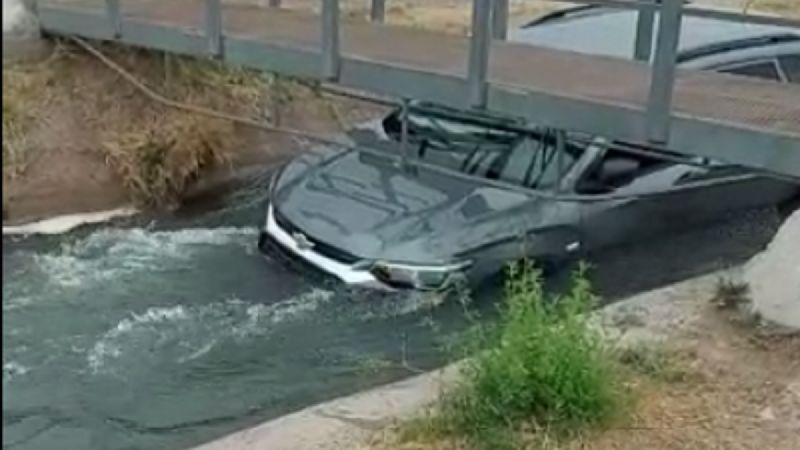 Joven conductor pierde control y cae a canal en ex Autovía Norte