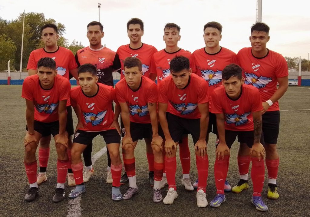 El Club Independiente de Neuquén rindió homenaje a los héroes de Malvinas en su cancha de fútbol