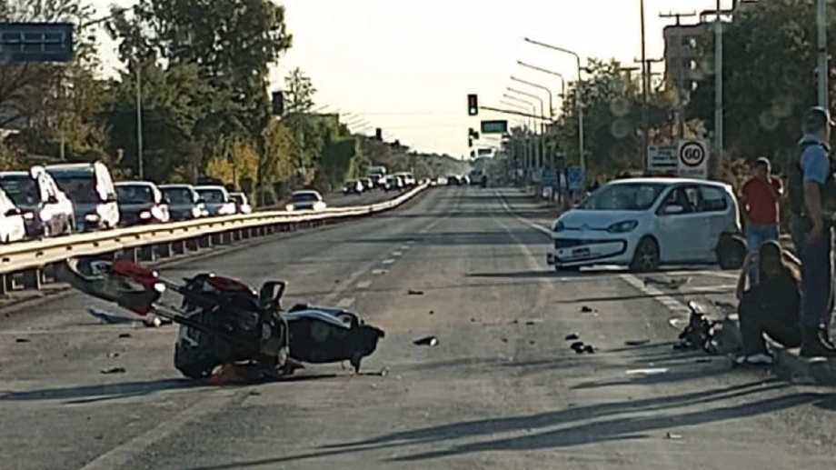 Choque en ex-Ruta 22 de Neuquén: Automovilista ebrio impacta contra motociclista