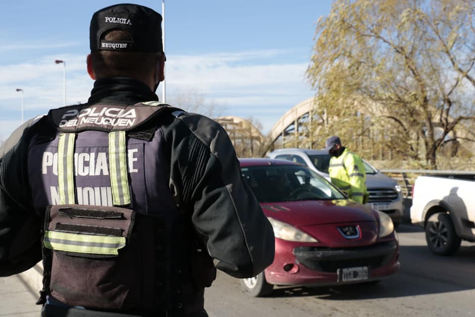 Policía arriesgó su vida y salvó a una joven que había decidido tirarse al río