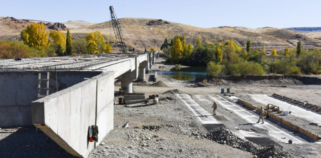 El puente de La Rinconada, clave para la conectividad del Sur neuquino, se acerca a su inauguración