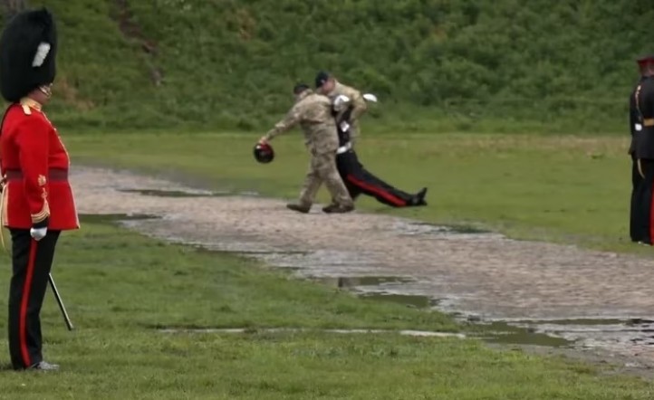 Así se desmayó un soldado durante la coronación de Carlos III