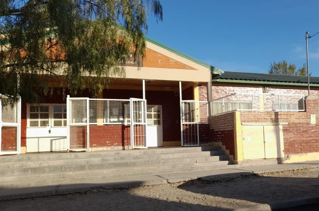 Atrapan a jóvenes luego de robarse el medidor de agua de una escuela