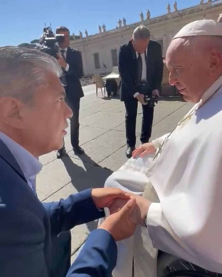 Figueroa visitó al Papa Francisco en Italia