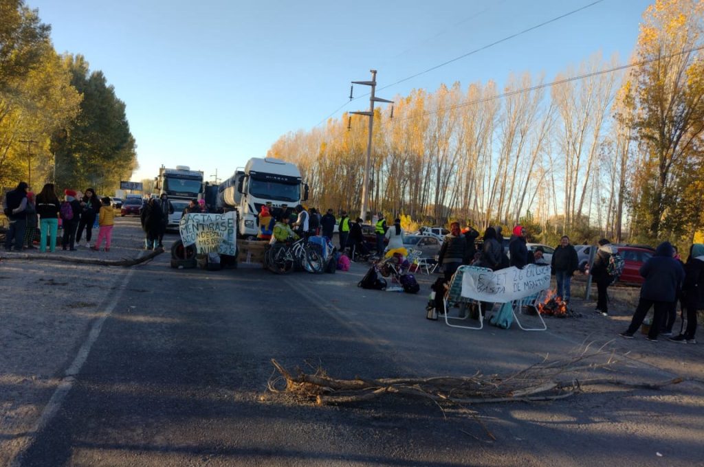 Camioneros hacen un contrapiquete en la Ruta 7