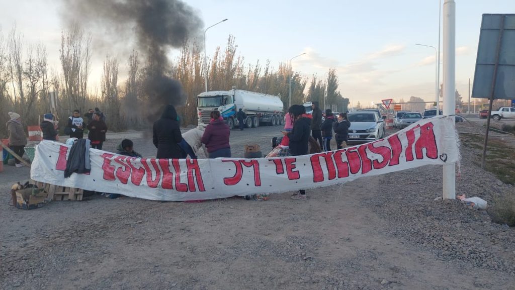 La Escuela 59 sigue con el reclamo y funcionarios se acercaron al corte en Ruta 7