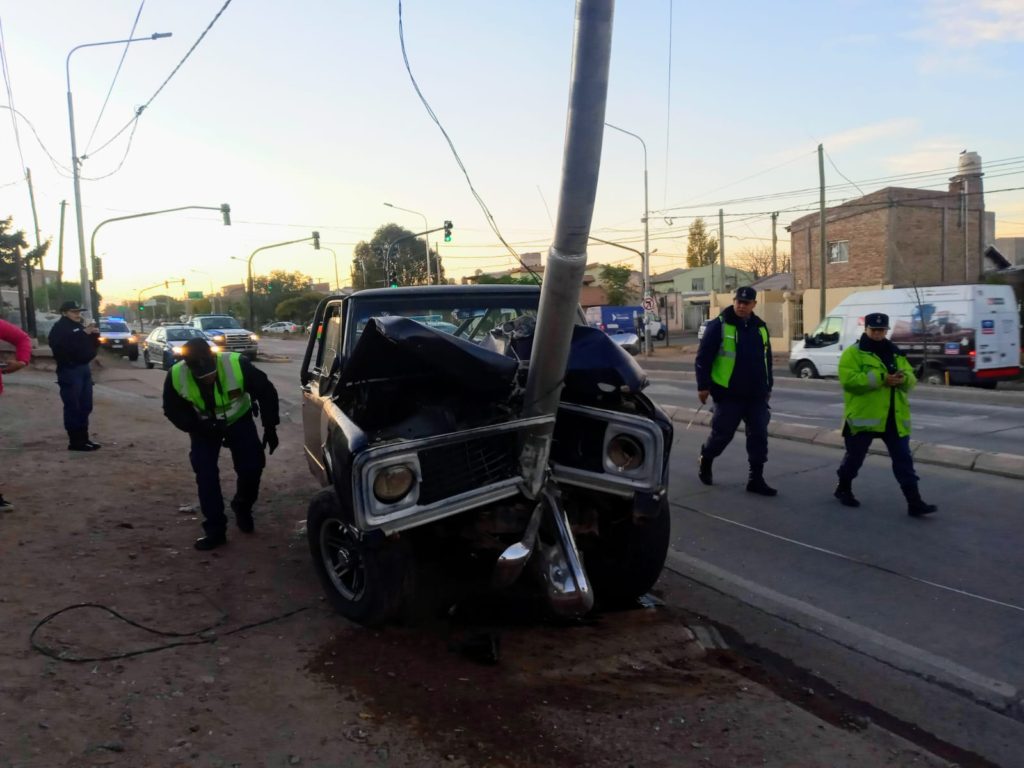 Conductor «se dio un palo» en la Avenida del Trabajador