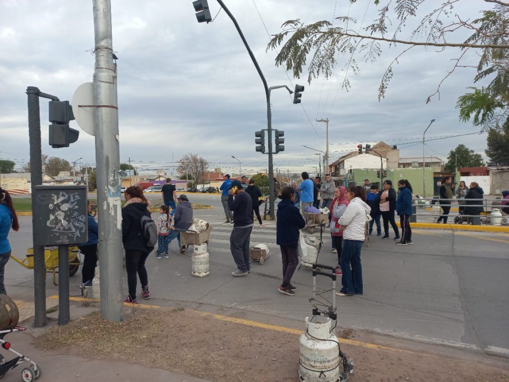 Vecinos sin gas afirman estar cansados de los vaivenes con el camión garrafero