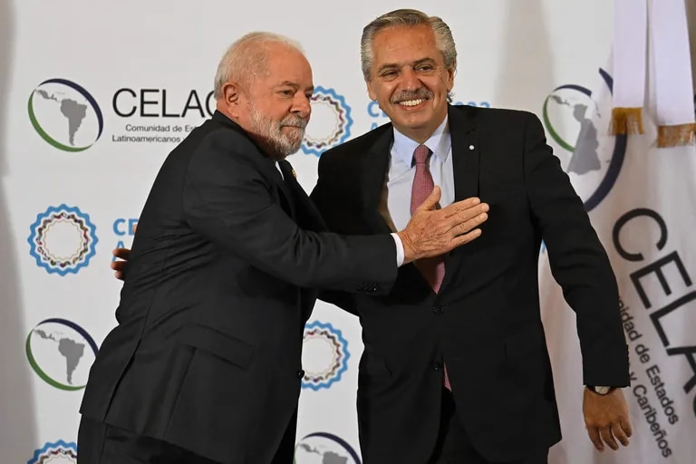 Fernández viaja a Brasil para reunirse con Lula por la reactivación de la Unasur