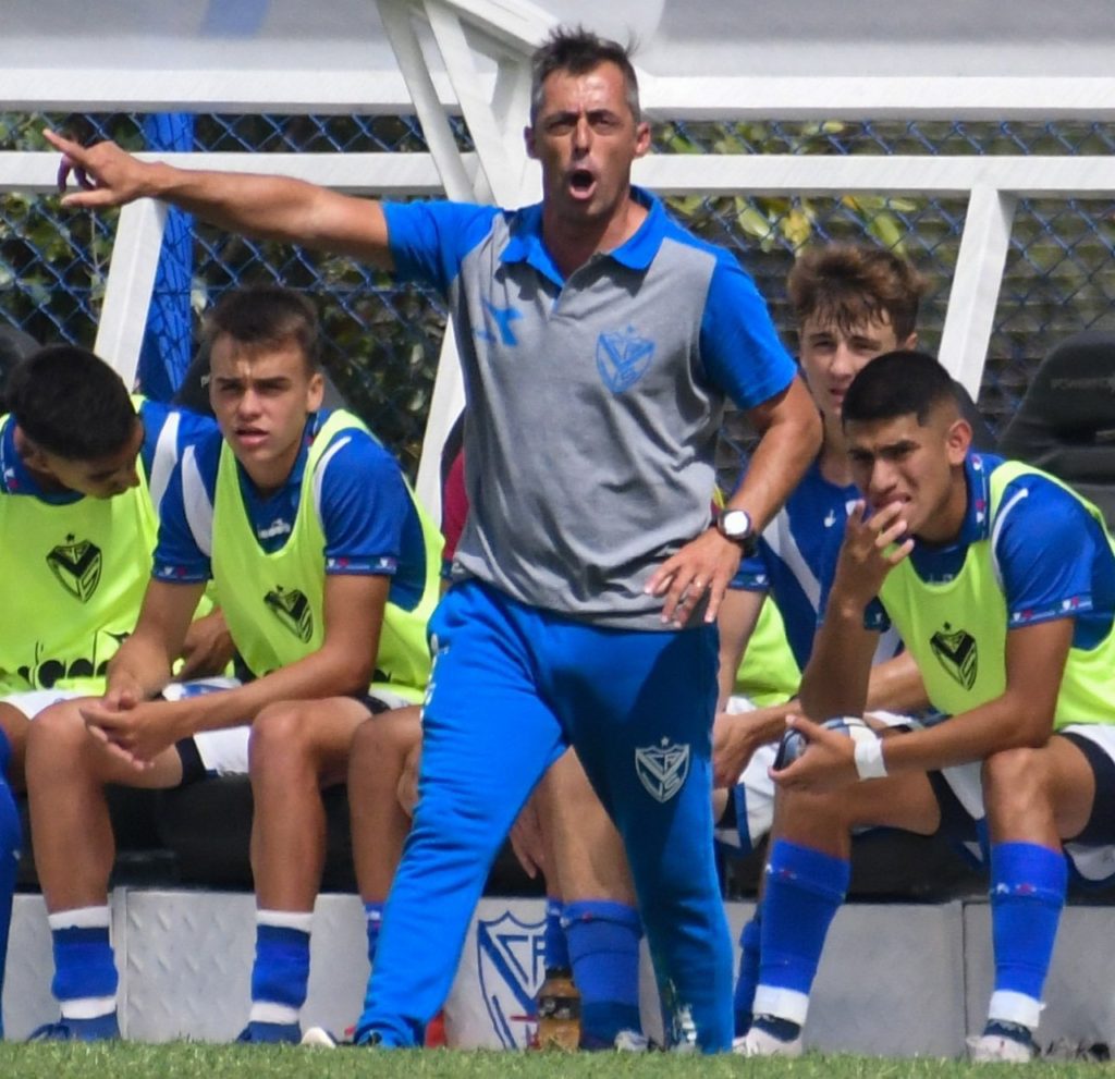 Murió entrenador de la reserva de Velez mientras su equipo jugaba con Racing