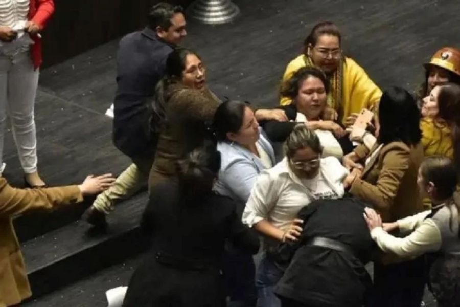 Violenta pelea entre legisladores durante sesión en el Congreso de Bolivia