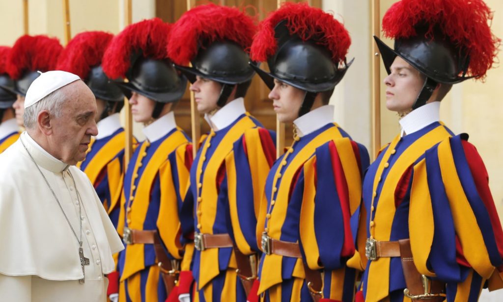 Auto irrumpió a toda velocidad en el Vaticano y los guardias dispararon para frenarlo