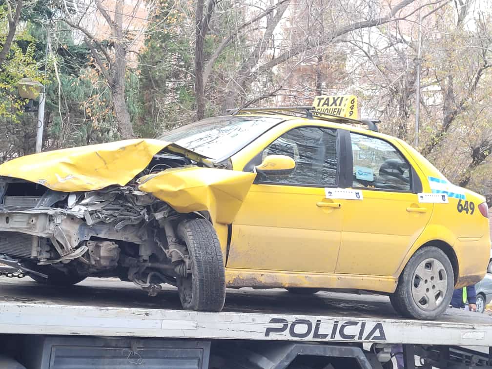 Un taxista alcoholizado embistió a tres vehículos frente a la plaza Güemes