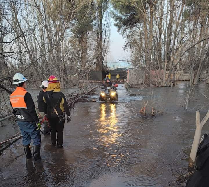 Centenario registra 26 evacuados tras la crecida del río Neuquén