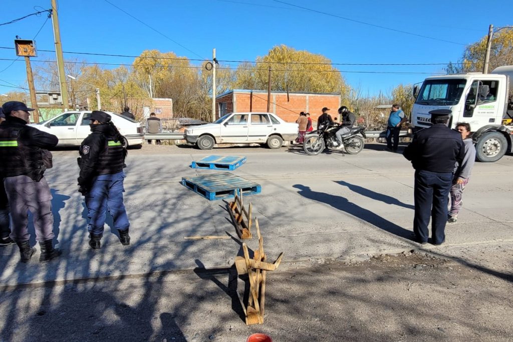 Vecinos de una toma de Centenario cortaron el puente interprovincial