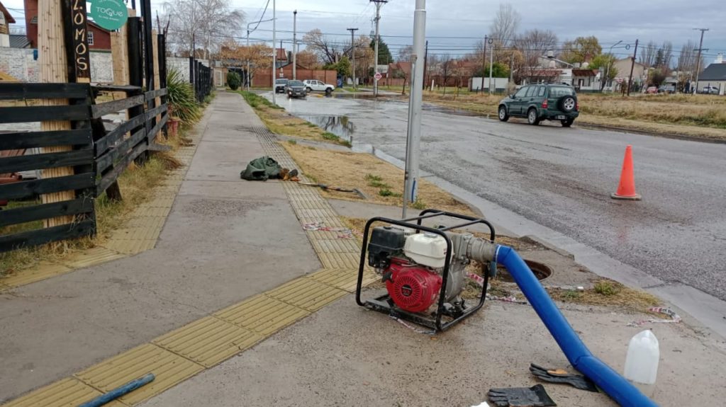 La muni aclaró que las calles anegadas se deben al robo de las rejillas pluviales