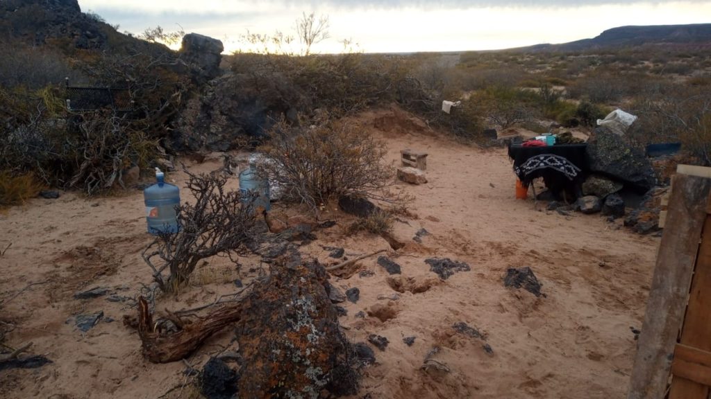 Familia criancera vive en una cueva tras la crecida del río Colorado