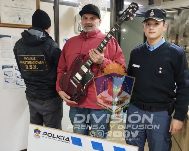 Es la guitarra del robo: Dueño recuperó su instrumento que era vendido en redes sociales