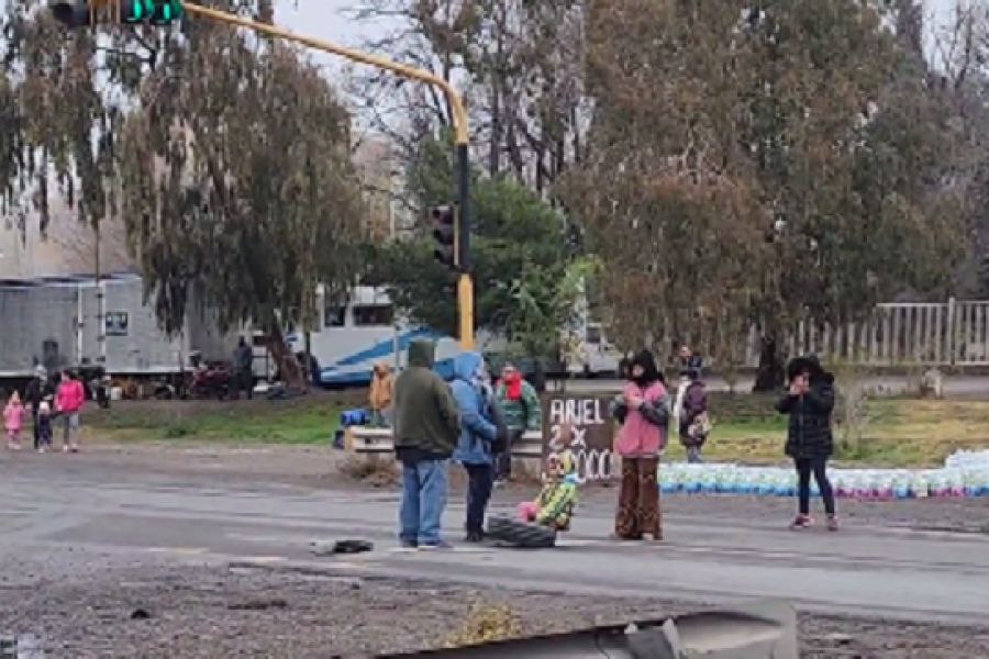 Vecinos de Ruca Antu mantienen los cortes en la Ruta 7 a la altura de Fasinpat