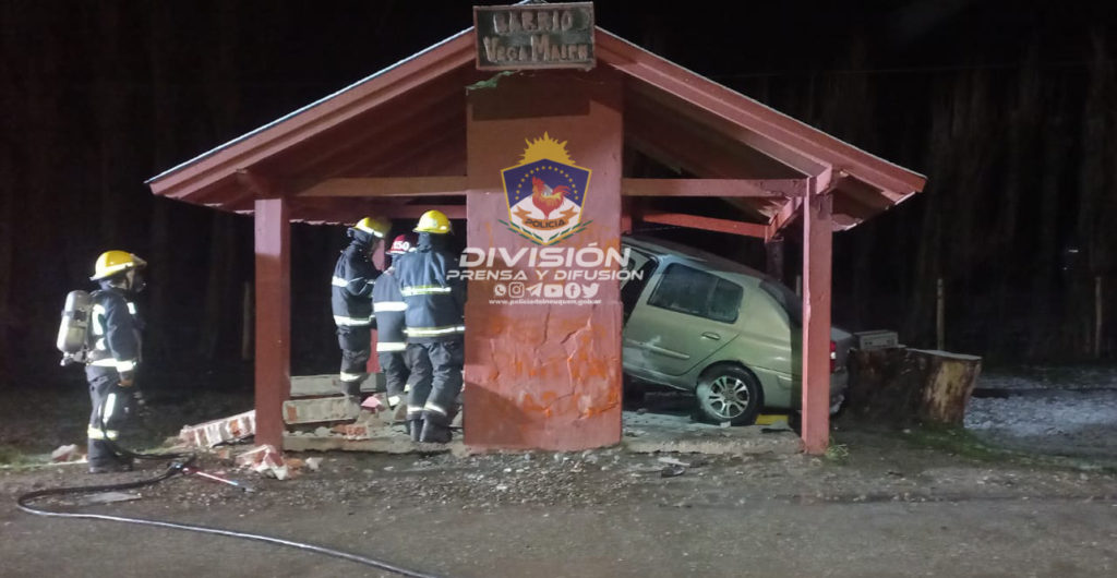 Se salvó de milagro: Un automovilista incrustó su auto en una garita de colectivos en San Martín de los Andes