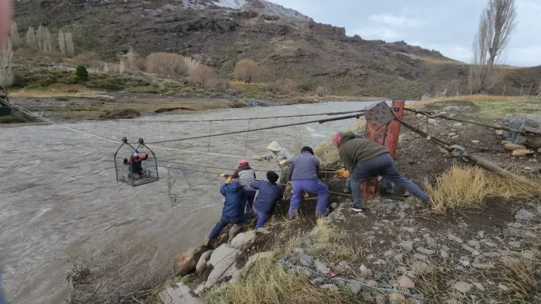 Usaron un cajón para atravesar el río Neuquén y trasladar a los vecinos de un paraje