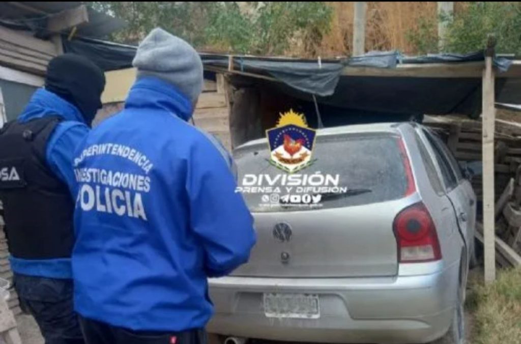 La Policía recuperó dos vehículos durante un allanamiento: uno de ellos estaba siendo pintado