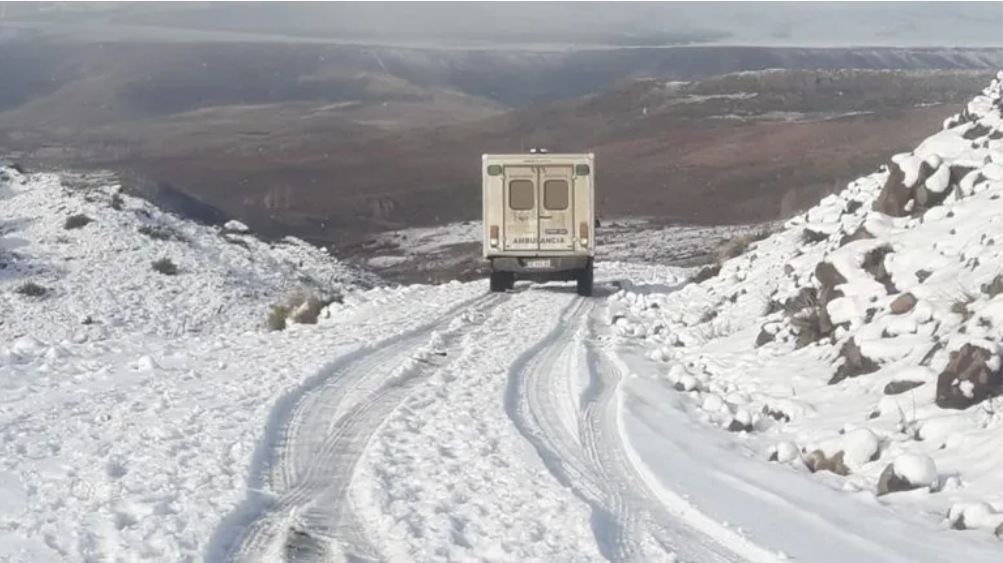 Rescatan a un puestero en medio del temporal y la nieve: terminó internado