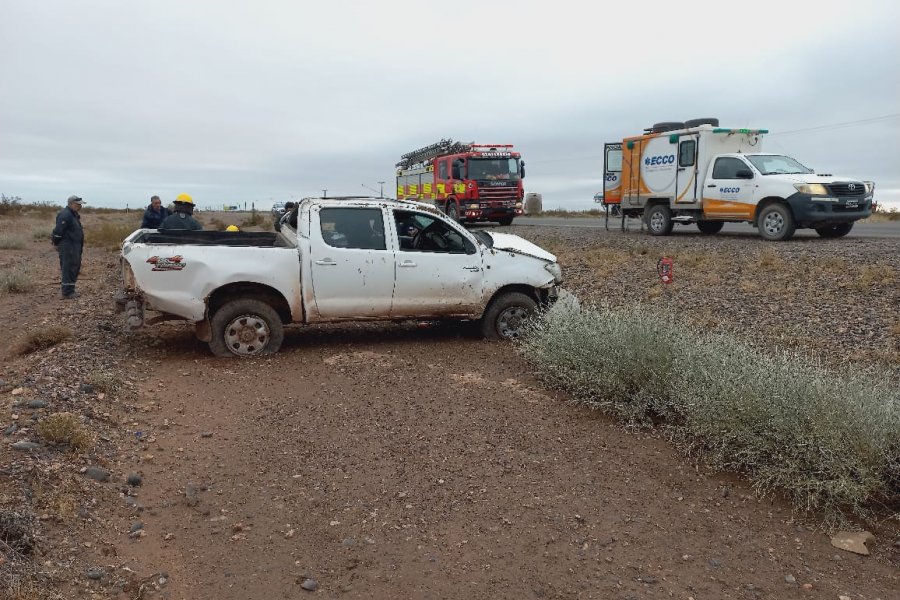 Volcó una camioneta camino a Mari Menuco