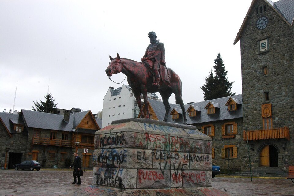 Retiran la estatua de Roca y crece el reclamo de un grupo de vecinos