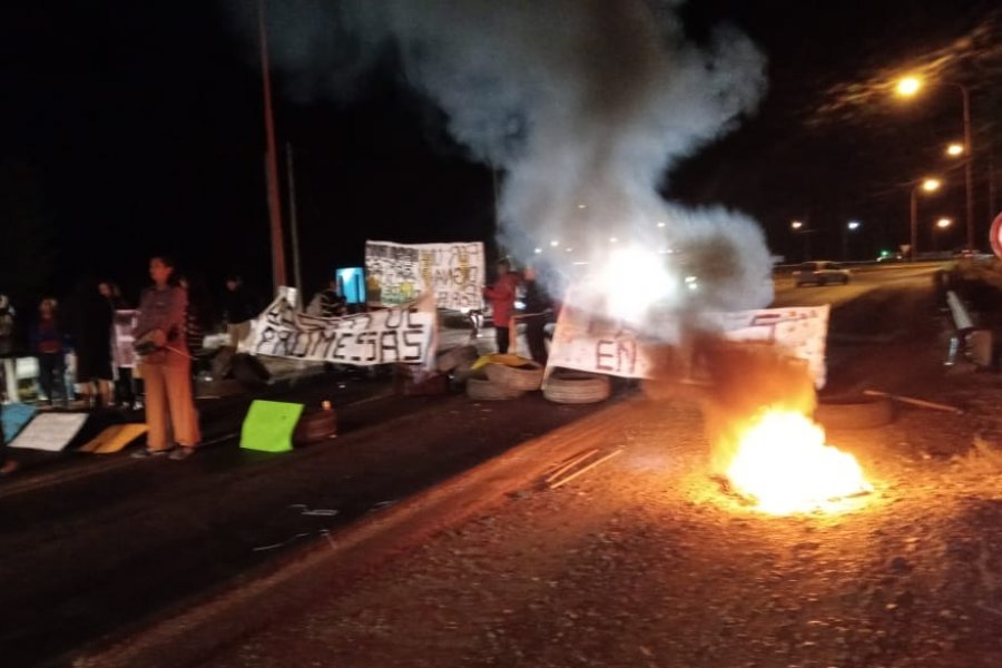 Autoconvocados de Desarrollo Social cortan la ruta en Arroyito