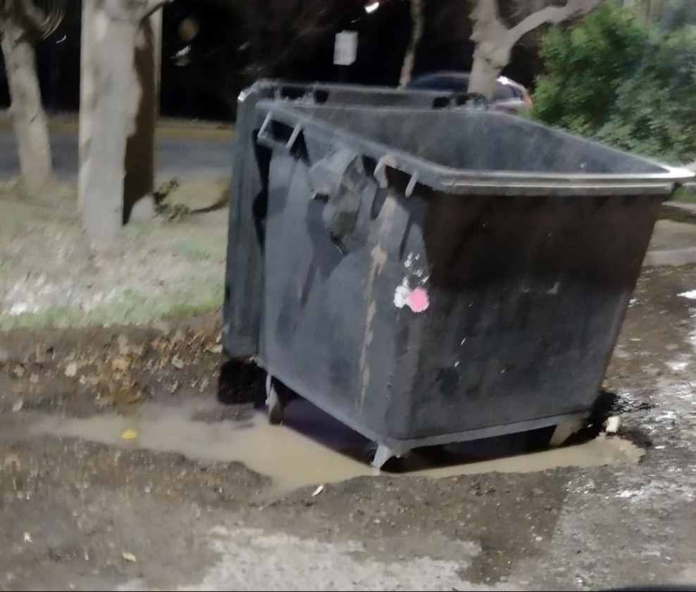 Pusieron un contenedor de basura en un bache para esquivarlo en las noches