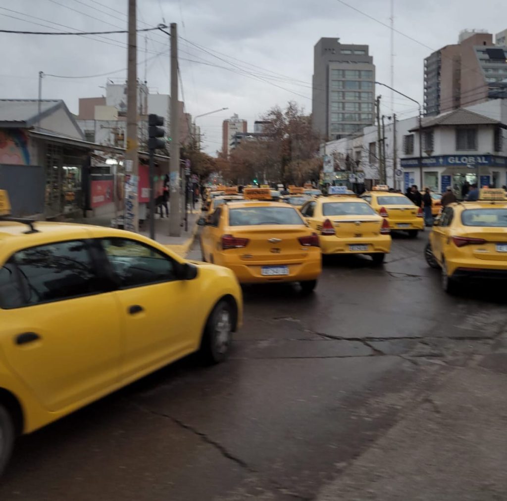 Taxistas renuevan el pedido de seguridad tras un conductor baleado