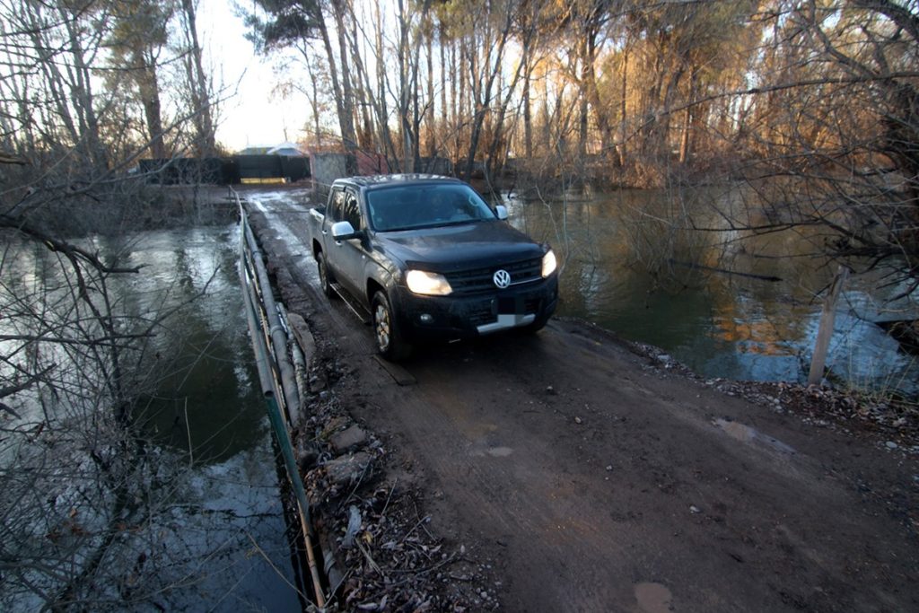 Familias aisladas y con calles intransitables tras la crecida del río Neuquén