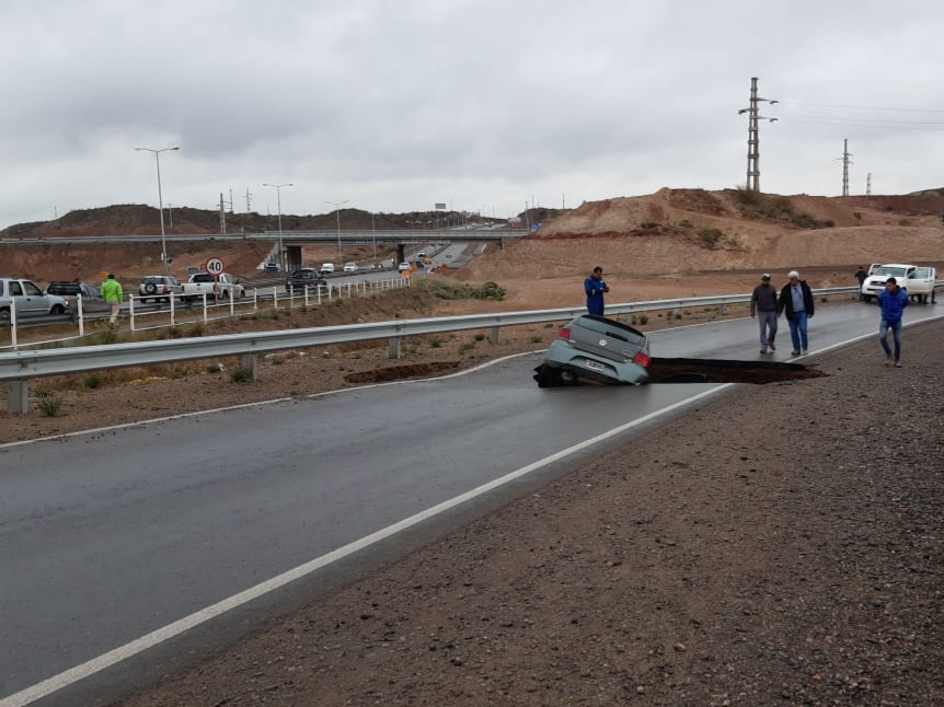 Empezaron las reparaciones en el socavón de la Ruta 7