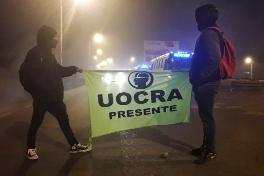 Integrantes de UOCRA cortan la Ruta 7