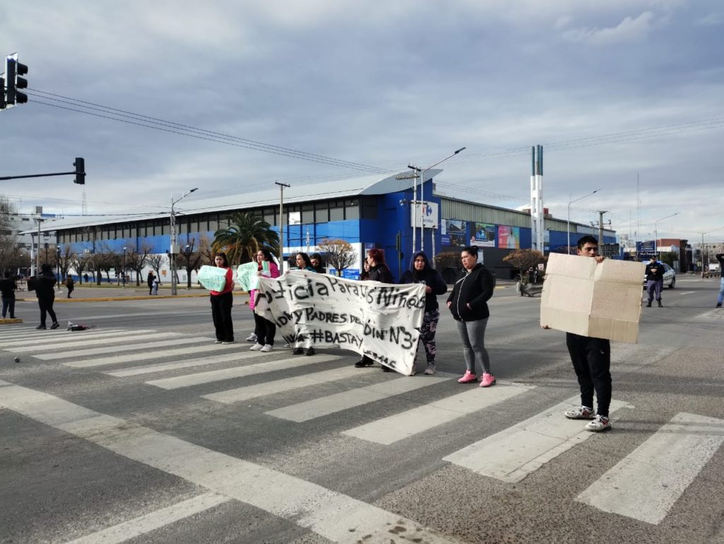 Jardín 31: Familias cortan la Ruta 22 por la prisión domiciliaria al docente