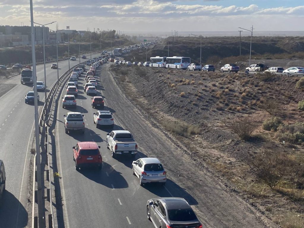 Levantaron los cortes en los puentes Neuquén-Cipolletti, pero mañana vuelven