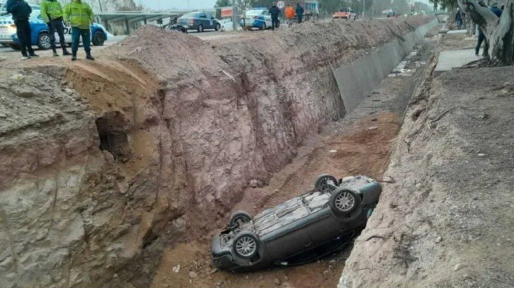 Cutral Co: perdió el control de su auto y terminó en un canal