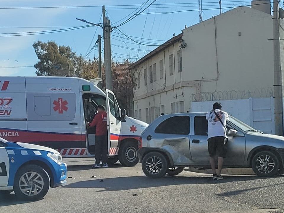 Fuerte choque entre un auto y una moto en Neuquén