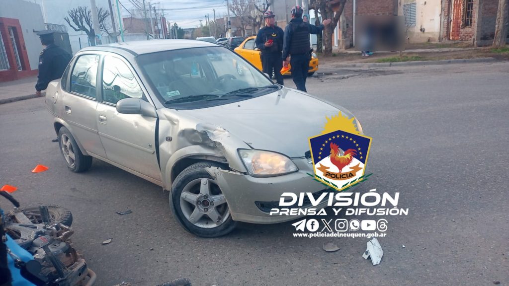 Fuerte choque entre un auto y una moto en Belgrano y Reconquista