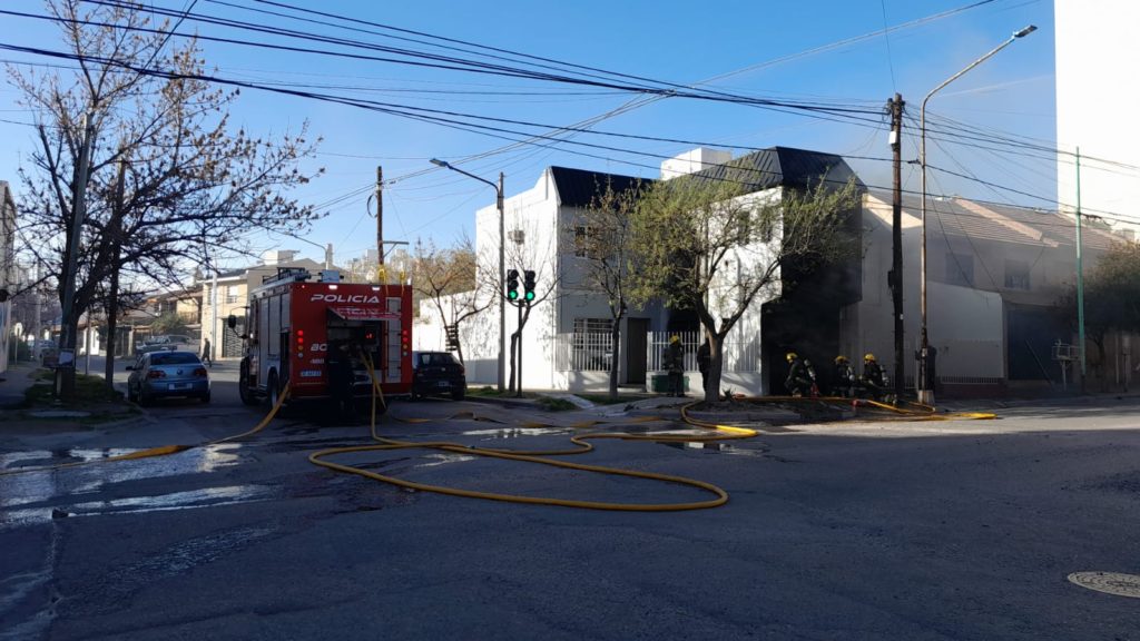 Reparó su auto y desencadenó un voraz incendio en su casa