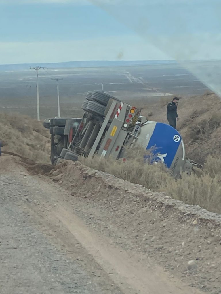 Encontraron un camión volteado de YPF en Añelo