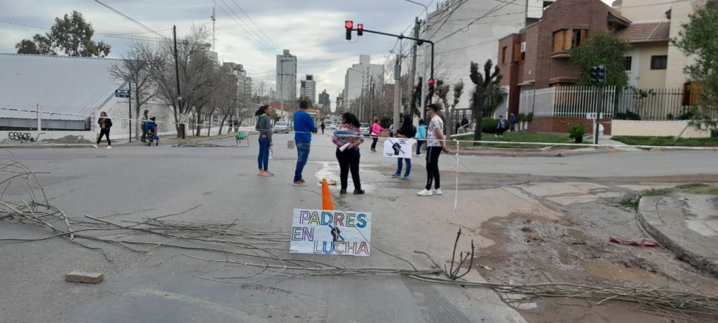 Padres autovocados exigieron que sus chicos vuelvan a clases