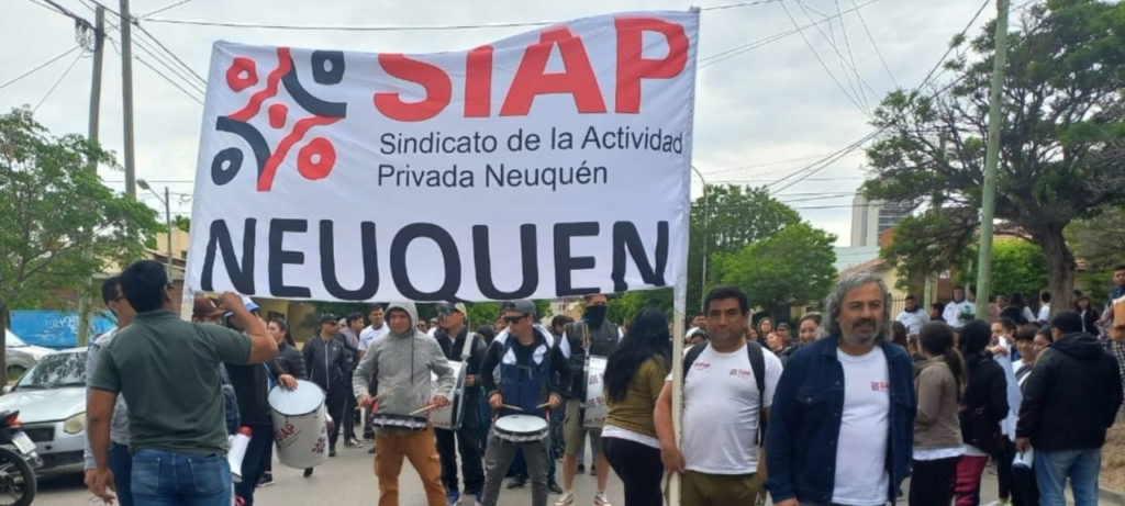 Vigilantes cortan la Ruta 22 tras el despido de un delegado de hospitales neuquinos