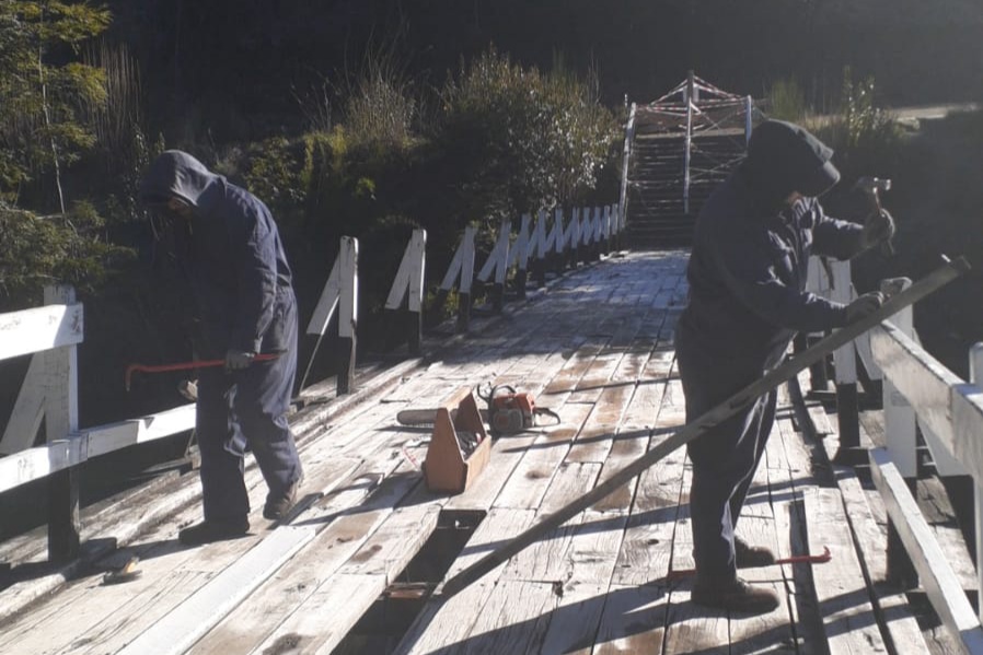 ¿Adiós al puente peatonal del río Correntoso?