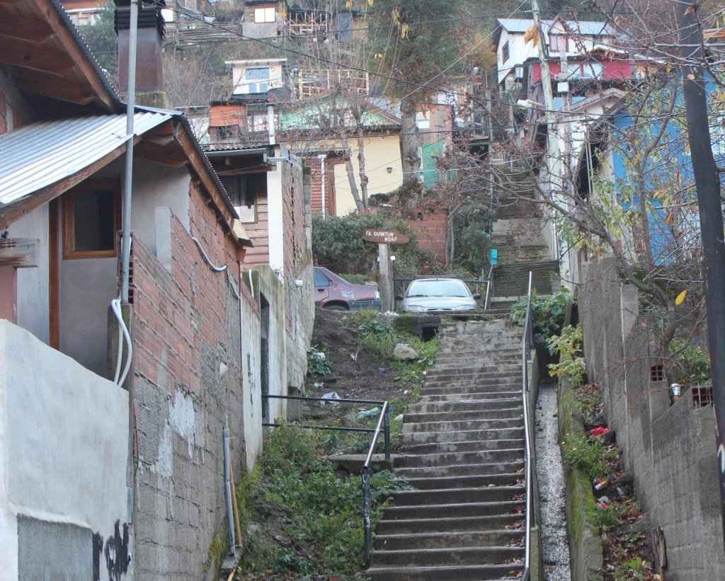 Defensa Civil advirtió por la inestabilidad del cerro Curruhuinca