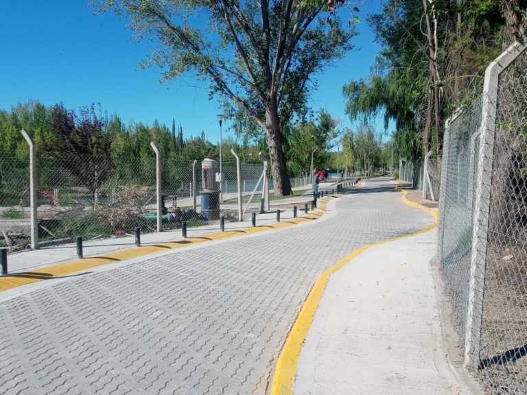 Vecinos cercanos al río están preocupados por una curva peligrosa