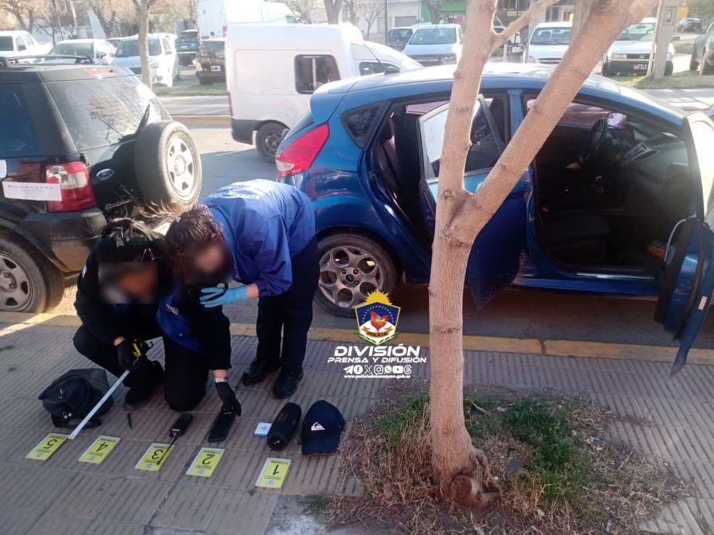 Encuentran varios objetos robados en un auto de ladrones que usaban inhibidores