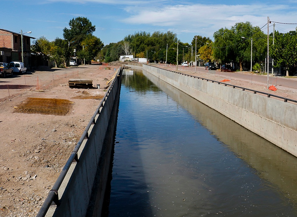 Vecinos cansados con los cortes de agua y la obra en la calle Leguizamón