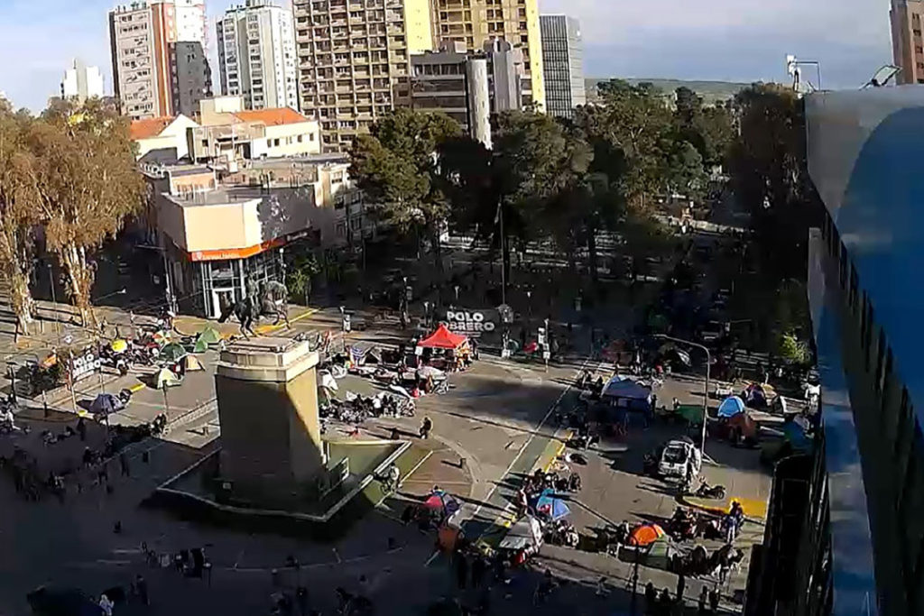 Gobierno convocó a las organizaciones sociales: ¿se libera la Avenida Argentina?